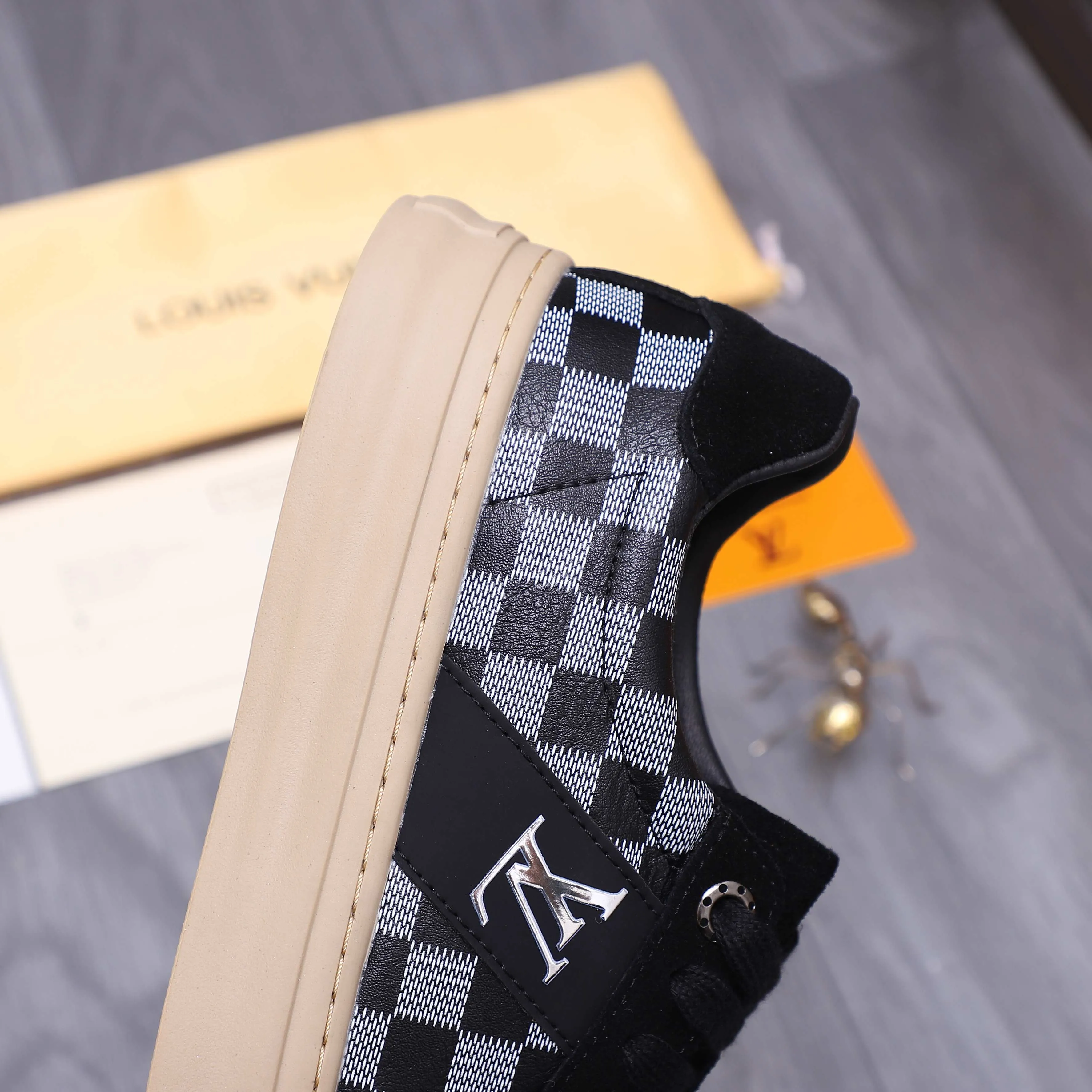 Men's shoes 💰p400 Product trademark: LV "Louis Vuitton" casual lace-up men's shoes Regular size: 38-44 Product materials: Selected matte cowhide stitching plaid cowhide upper, sheepskin lining, rubber outsole
